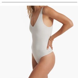 New Vuori Halo Plunge Bodysuit in Salt
heather. Size medium. Retail $78